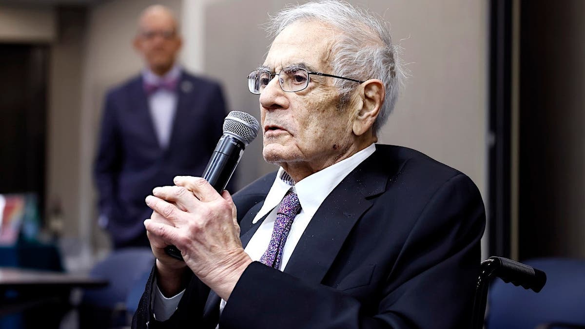 Barney Frank falando no evento Love Takes Justice da PFLAG National em Washington, DC