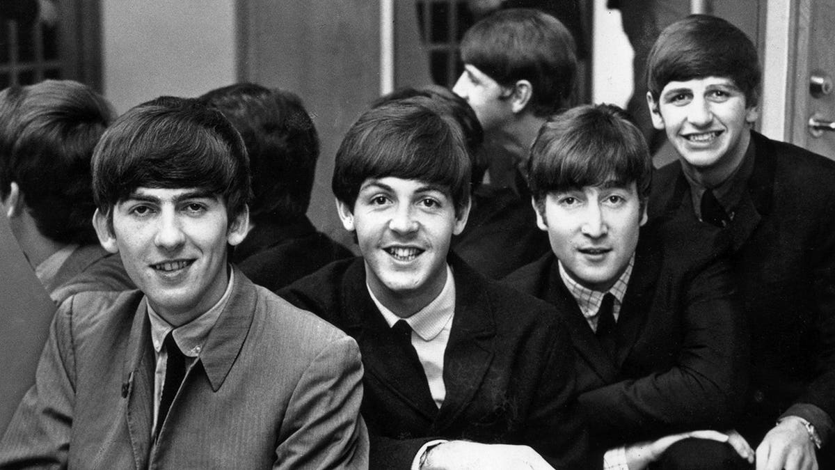 Os Beatles juntos na Suécia em 1963, a partir da esquerda, George Harrison, Paul McCartney, John Lennon e Ringo Starr