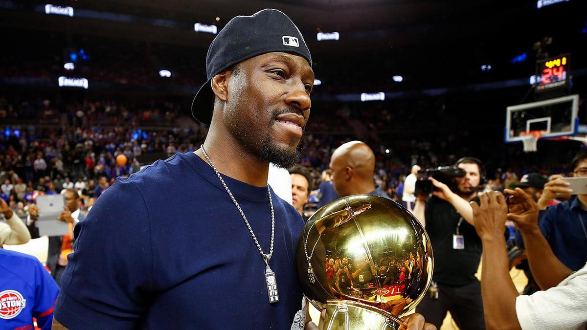 Former Detroit Piston Ben Wallace leaving the floor at halftime ceremony