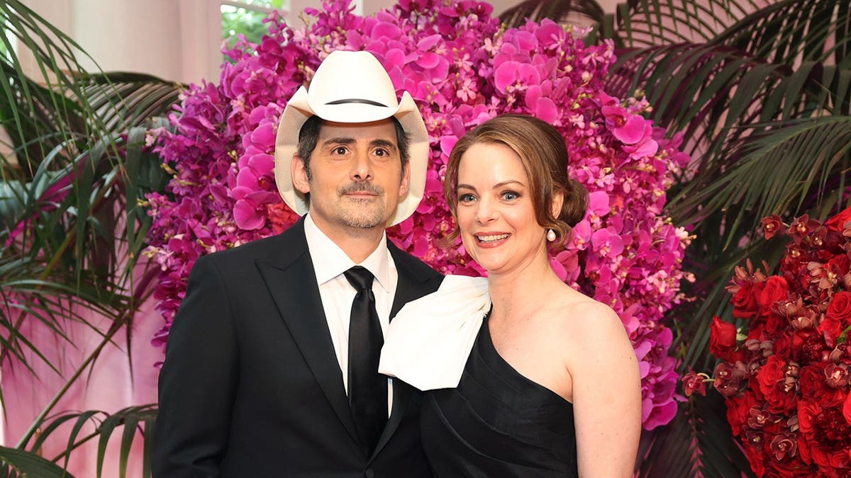 Musician Brad Paisley and Kimberly Williams-Paisley arriving at the White House