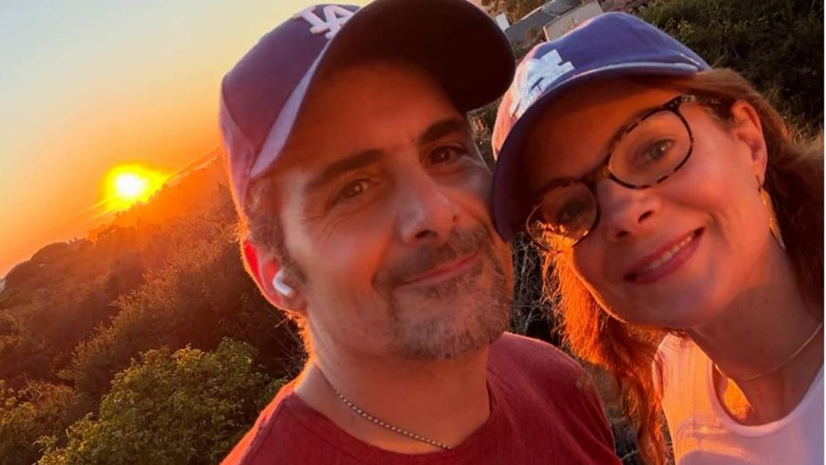 Brad Paisley and Kimberly Williams-Paisley taking a selfie