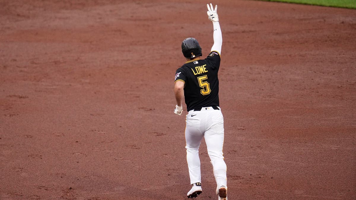 Brandon , de los Piratas de Pittsburgh, recorre las bases tras batear un jonrón.