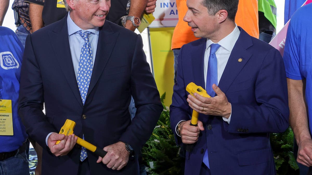 O fundador da Brightline, Wes Edens, e o secretário de transportes, Pete Buttigieg, falando na cerimônia de inauguração em Las Vegas
