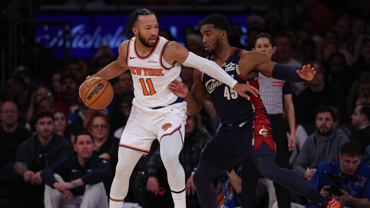 O PG Jalen Brunson do New York Knicks posta o SG Donovan Mitchell do Cleveland Cavaliers no Madison Square Garden no dia de Natal de 2025.