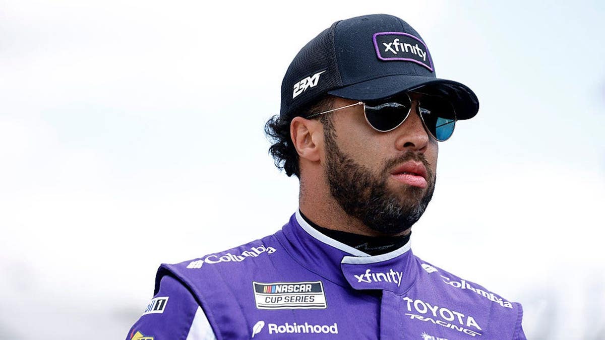 Bubba Wallace parado no pit road em Dover Motor Speedway