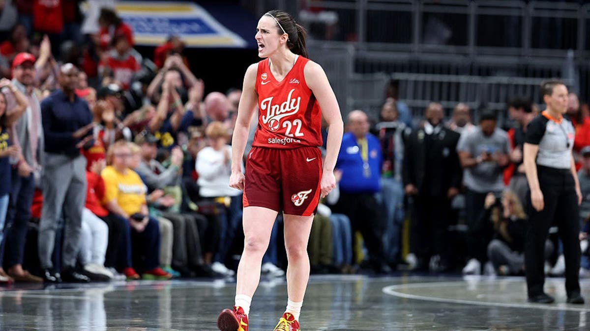 Caitlin Clark, do Indiana Fever, comemorando após marcar uma cesta no Gainbridge Fieldhouse