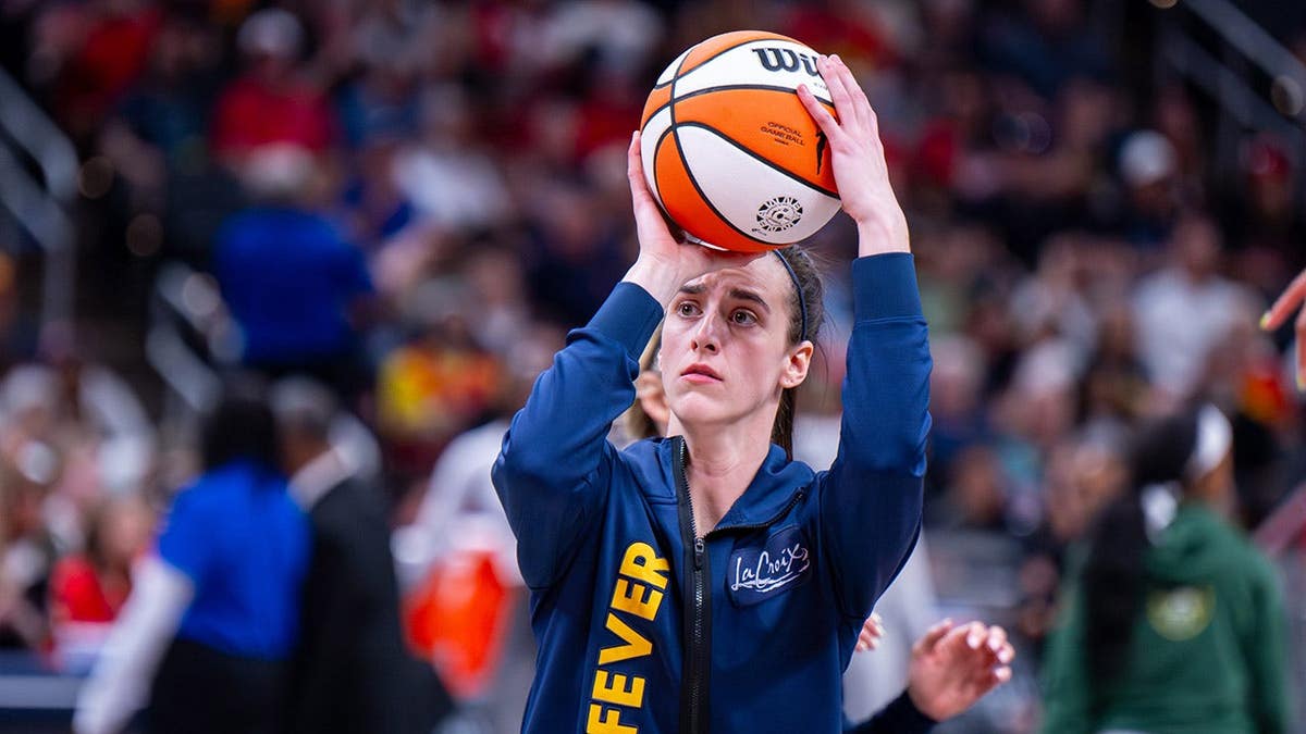 A guarda do Indiana Fever, Caitlin Clark, se aquecendo na quadra de basquete