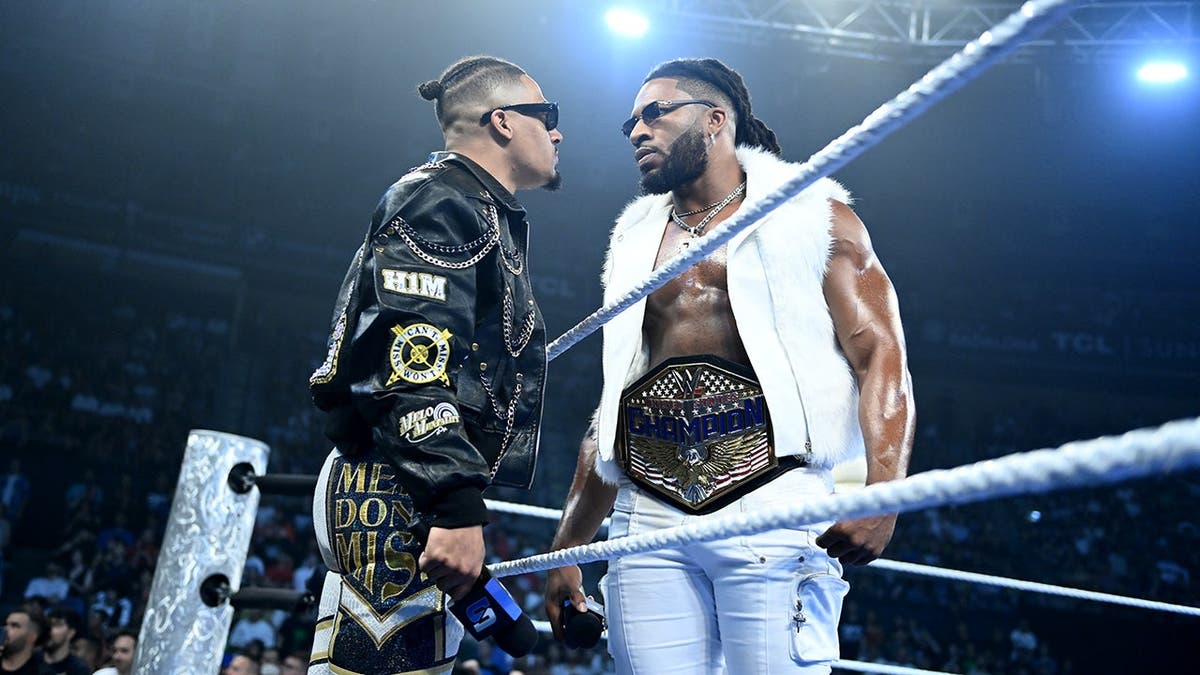 Carmelo Hayes y Trick Williams se enfrentan en un ring de lucha libre