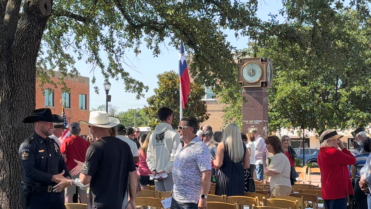 Los vecinos se reúnen en la plaza del centro de Celina durante un acto del Día de los Caídos, una de las muchas tradiciones comunitarias que, según los dirigentes municipales, han ayudado a mantener la identidad de pueblo pequeño de la localidad a pesar de su rápido crecimiento.