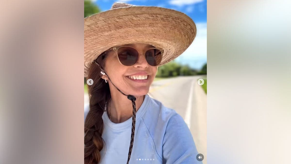 Charisma Carpenter sonríe mientras da un paseo por su barrio.