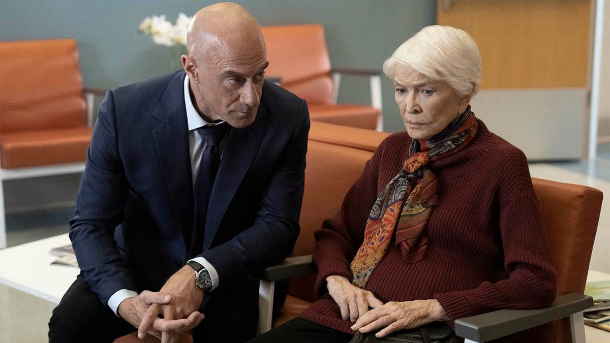 Chris Meloni as Det. Elliot Stabler and Ellen Burstyn as Bernie Stabler standing in a scene