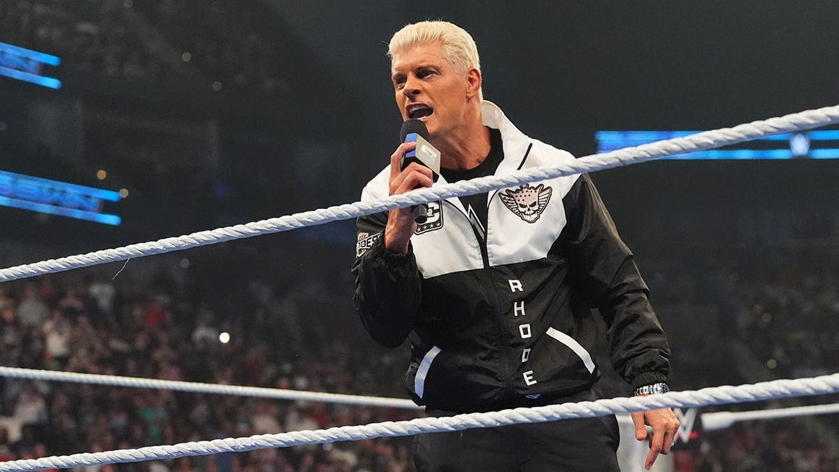 Cody Rhodes falando durante o SmackDown no VyStar Veterans Memorial Arena em Jacksonville, Flórida