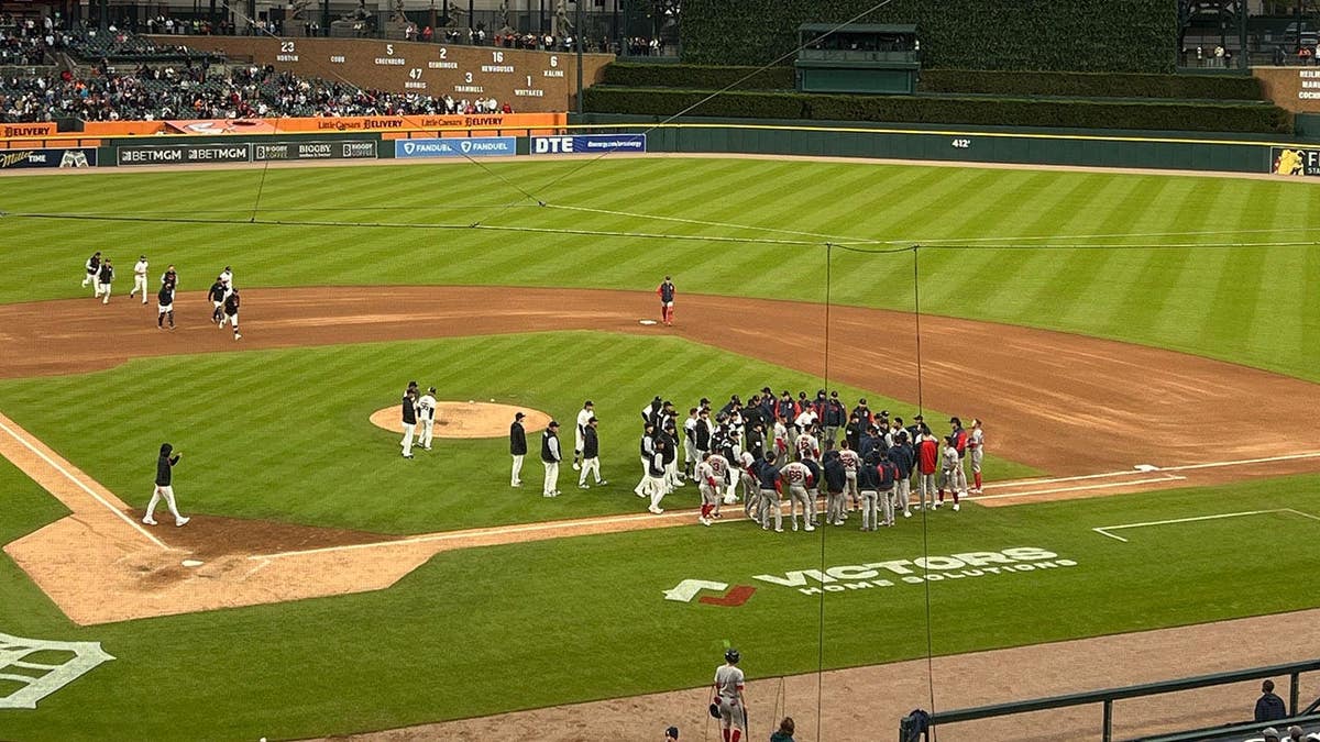 Jogadores e treinadores do Detroit Tigers e do Boston Red Sox no campo Comerica Park