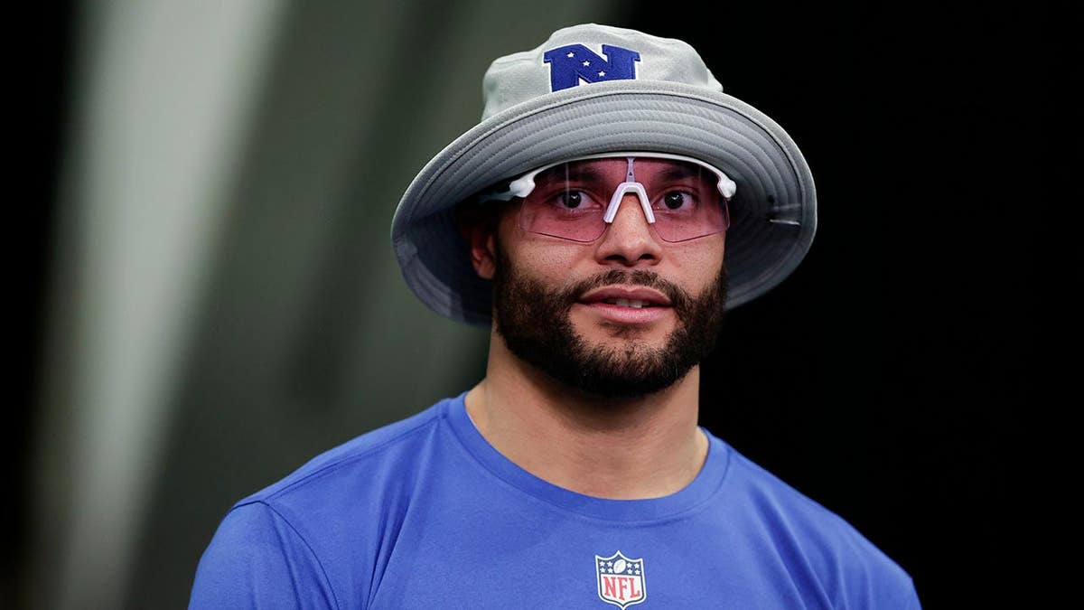 Dak Prescott em campo durante o treino da equipe NFL Pro Bowl em San Francisco