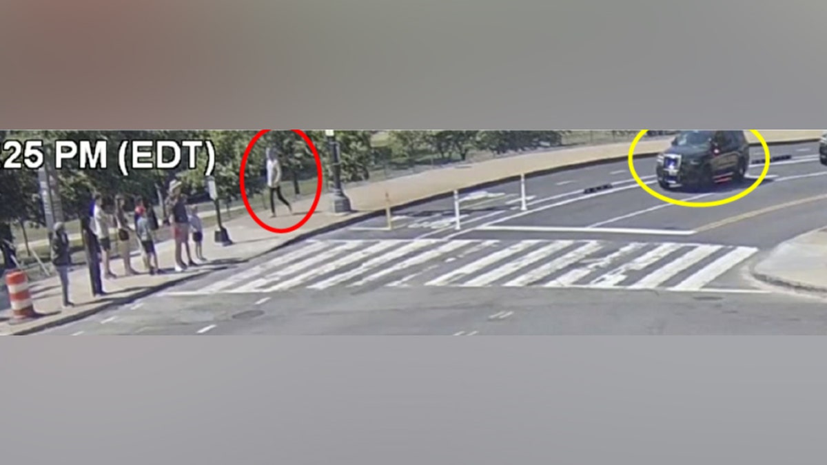 Agentes de policía junto a la escena de un crimen en Washington, D.C.