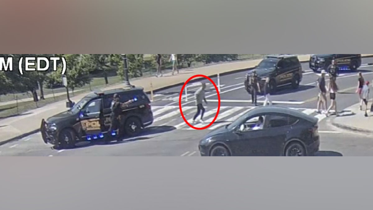 Agentes de policía junto a la escena de un crimen en Washington D. C.