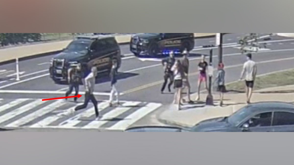 Agentes de policía junto a la escena de un crimen en Washington, D.C.