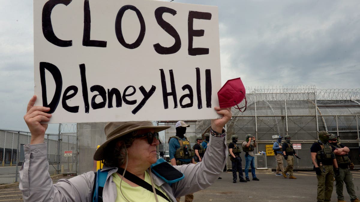 Manifestantes, políticos y ICE se reunieron frente al centro de inmigración Delaney Hall, en Newark(Nueva Jersey).