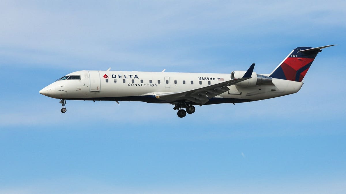 Un avión comercial se aproxima al Aeropuerto Internacional John . Kennedy de Nueva York.