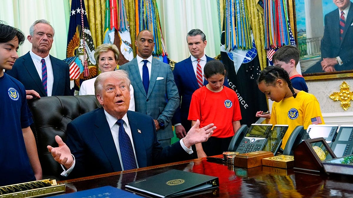 El presidente Donald hablando en el Despacho Oval de la Casa Blanca