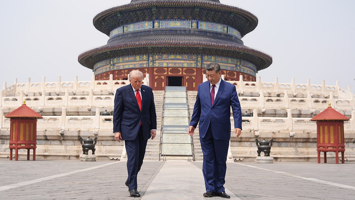 Il presidente Donald Trump cammina con il presidente cinese Xi Jinping nel Tempio del Cielo a Pechino
