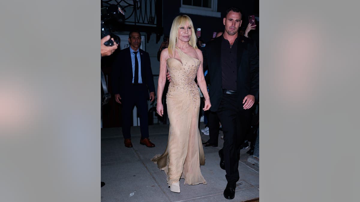 Donatella Versace na festa de gala pré-Met de Anna Wintour em Nova York