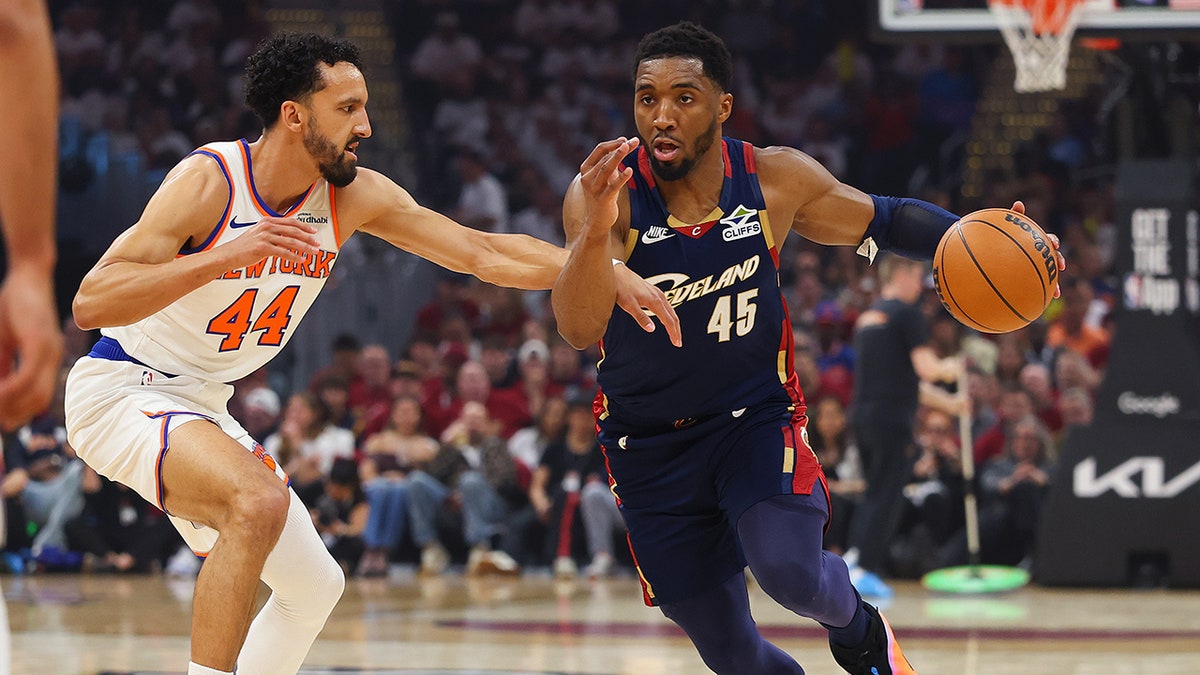 Donovan Mitchell regatea durante un partido