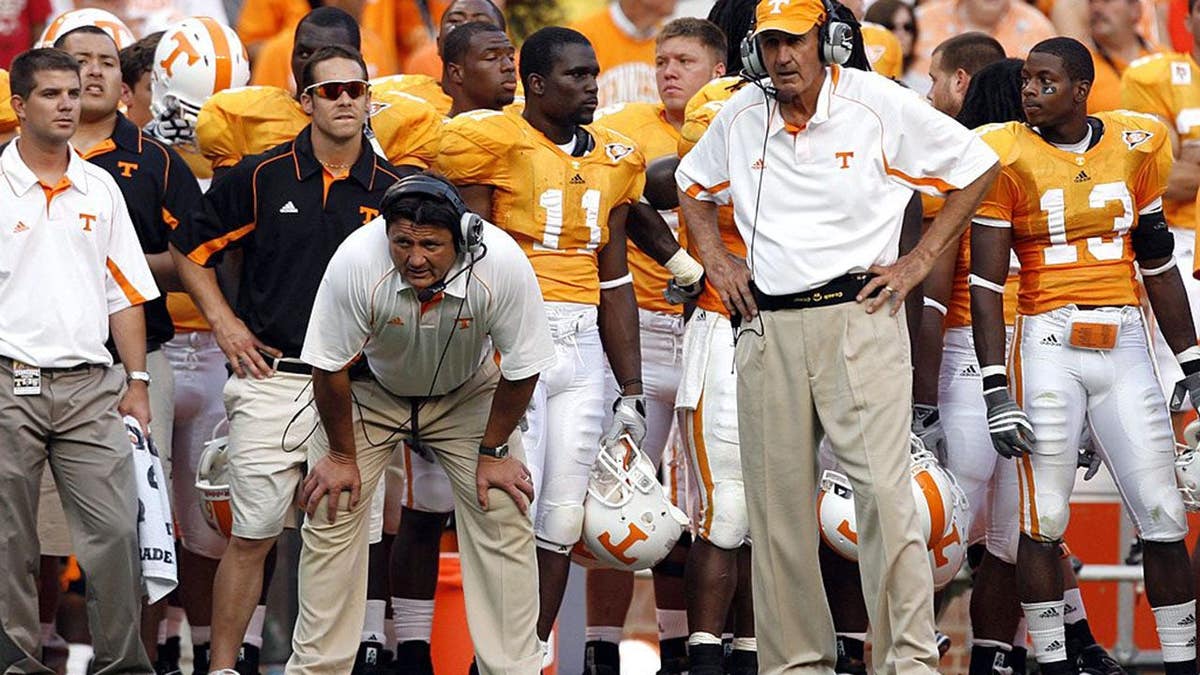 Ed Orgeron en Monte Kiffin staan aan de zijlijn van het Neyland Stadium
