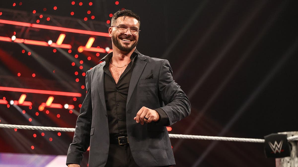 Ethan Page entrando en el ring de lucha libre en el Thompson-Boling Arena de Knoxville, Tennessee