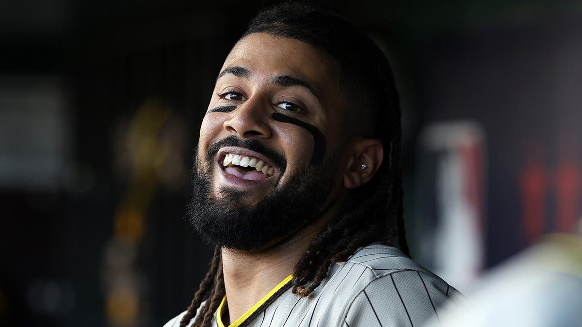 Fernando Tatis Jr., de los Padres de San Diego, celebrando tras batear un jonrón durante un partido de béisbol.