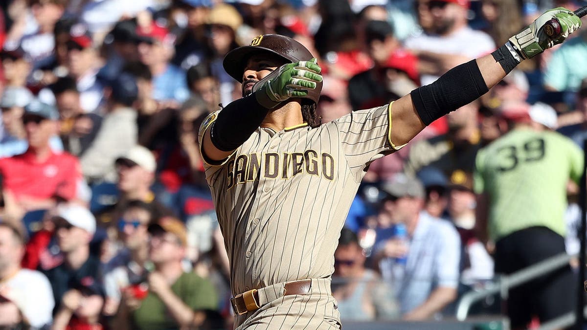 Fernando Tatis Jr., de los Padres de San Diego, bateando un jonrón durante un partido de béisbol.
