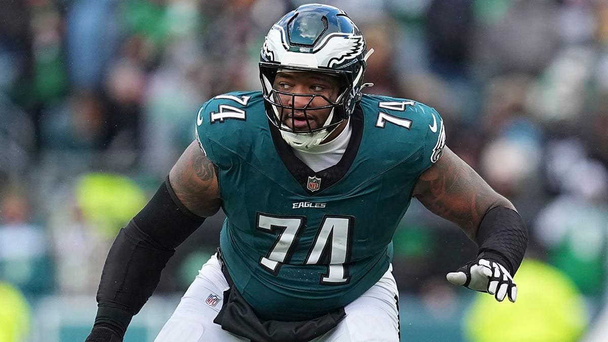 Fred Johnson, do Philadelphia Eagles, assistindo a um jogo no Lincoln Financial Field