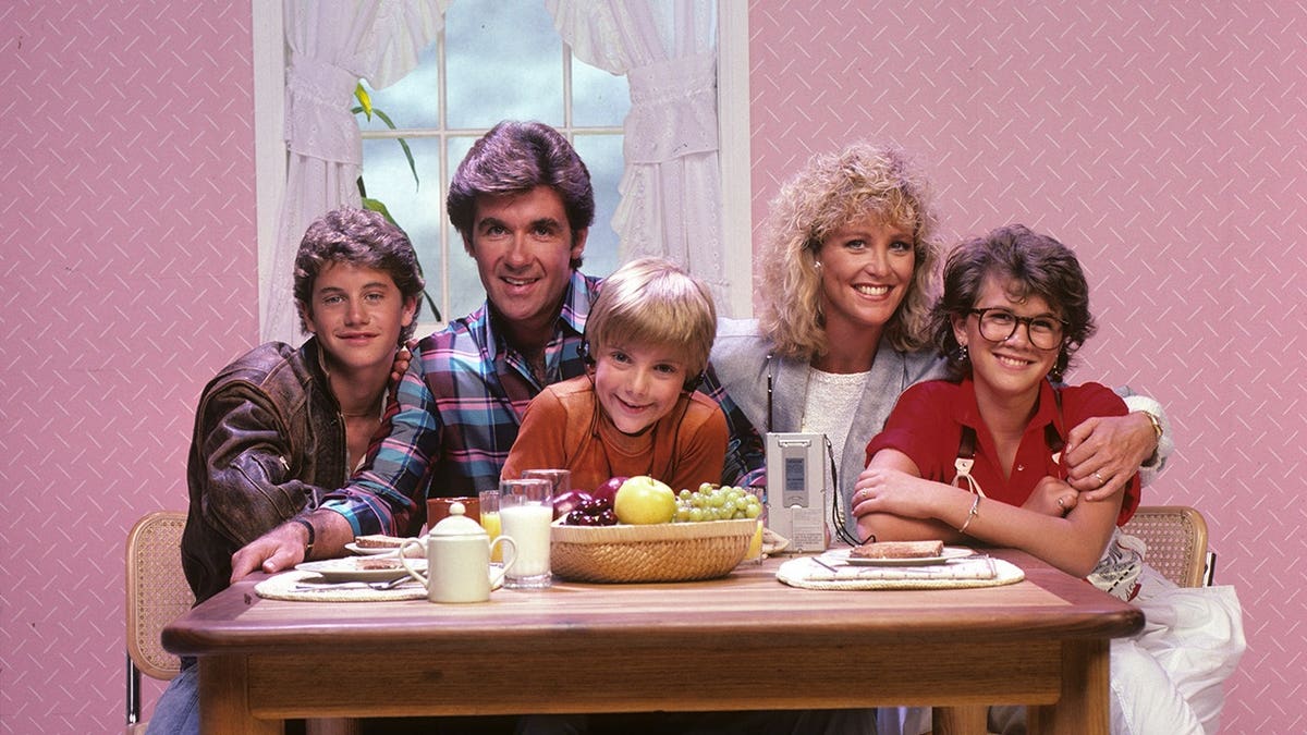 Kirk Cameron, Alan Thicke, Jeremy Miller, Joanna Kerns, and Tracey Gold posing together