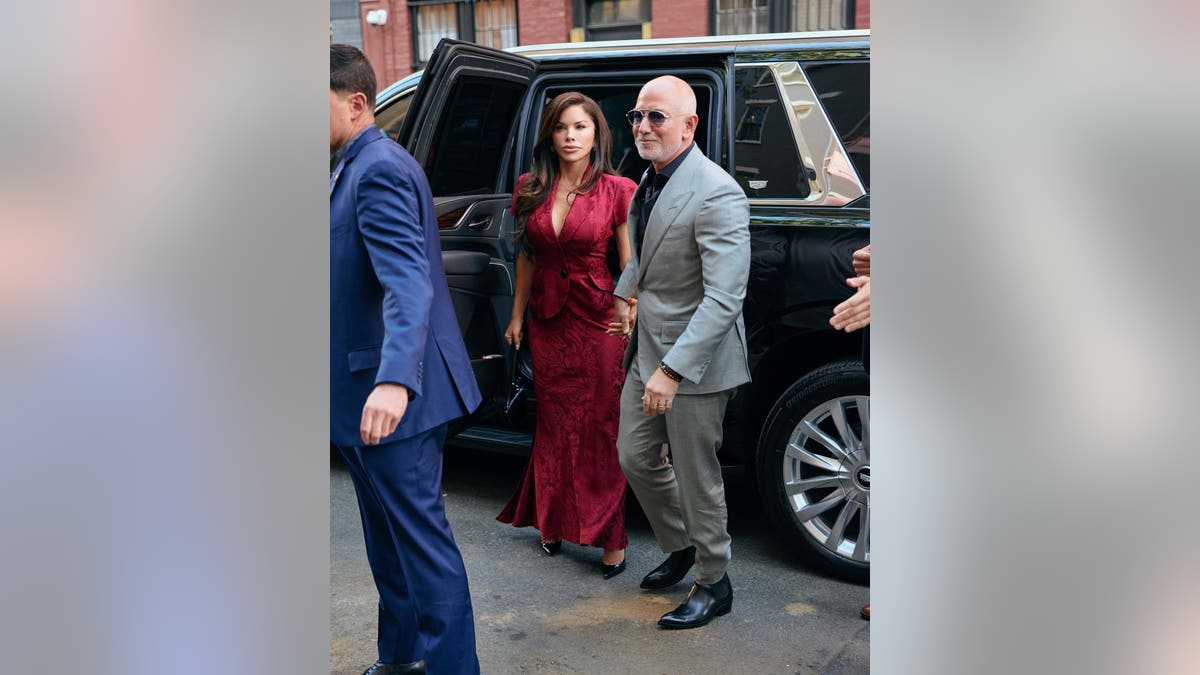 Jeff Bezos e Lauren Sanchez chegando ao jantar do Met Gala em Nova York