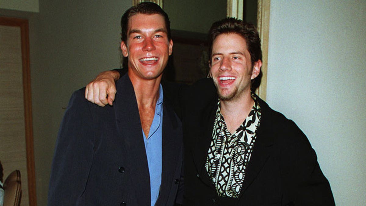 Jerry O'Connell and Jamie Kennedy posing and smiling together in 1997