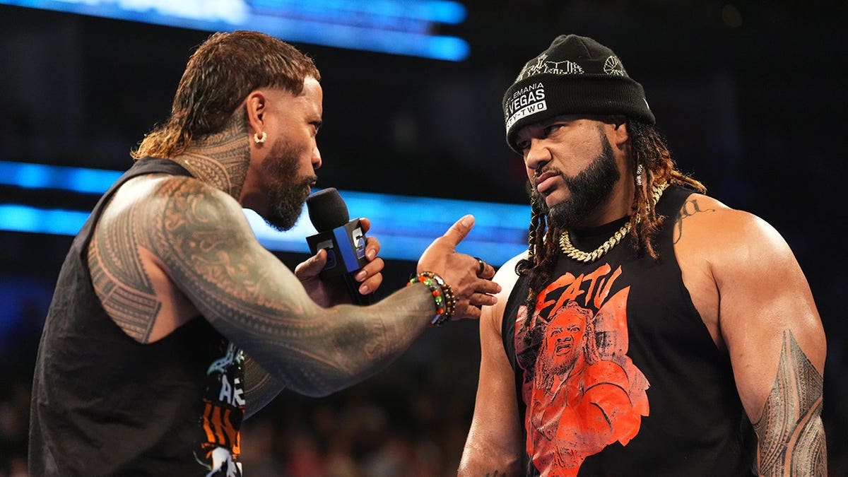 Jey Uso e Jacob Fatu falando no ringue de luta livre durante o evento SmackDown