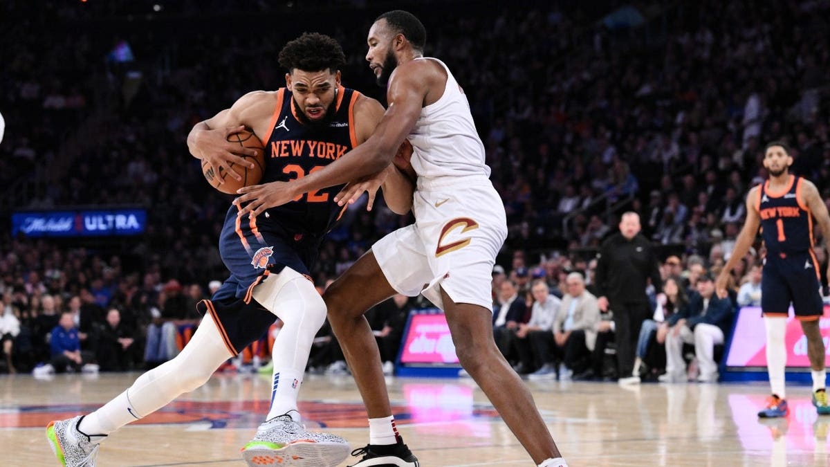Karl-Anthony Towns, central do New York Knicks, indo para a cesta contra o atacante do Cleveland Cavaliers, Evan Mobley, no Madison Square Garden