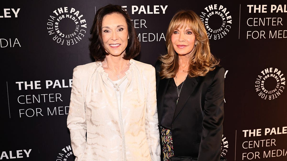 كيت جاكسون وجاكلين سميث يقفان معًا في حفل Paley Honors Spring Gala في مدينة نيويورك