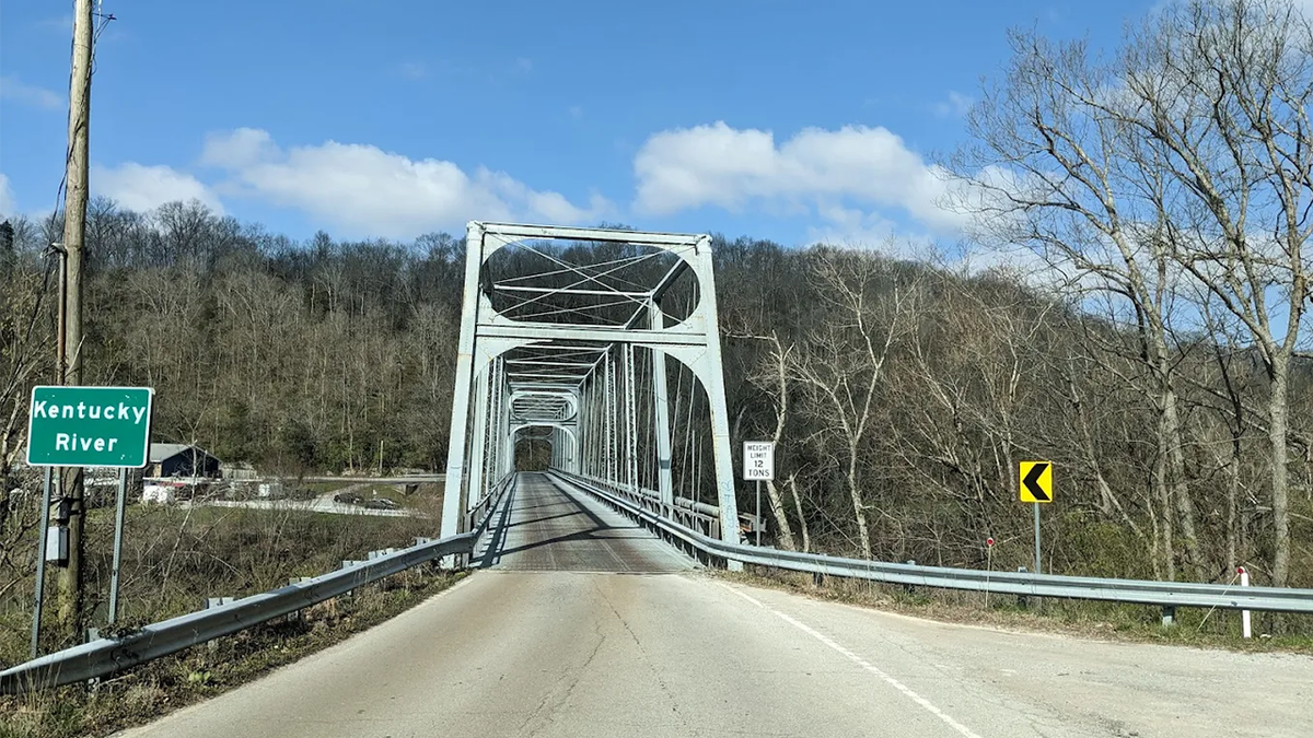 El puente de hierro de Old Clays Ferry
