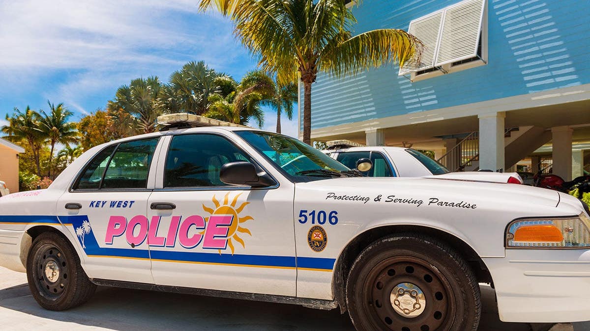 Un coche de policía de Key West aparcado en Little Torch Key, Florida