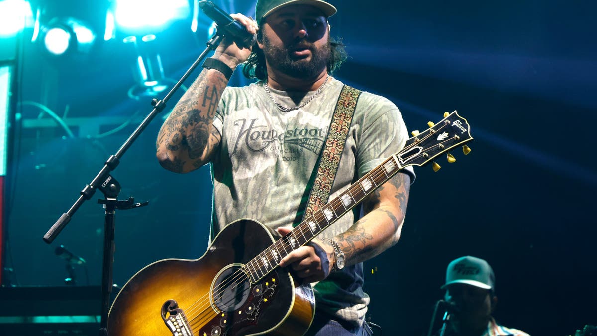 Koe Wetzel se apresentando no palco do Madison Square Garden em Nova York