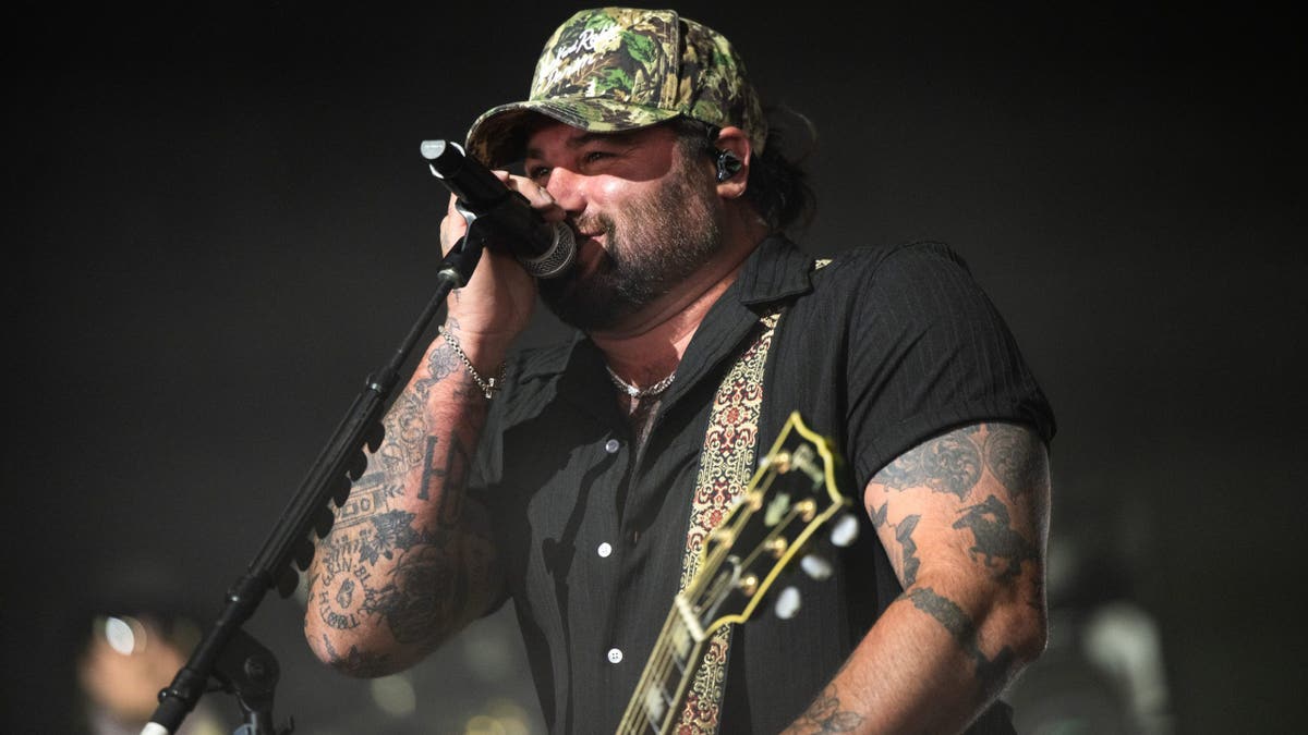 O cantor Koe Wetzel se apresentando no Palomino Stage no Stagecoach Festival em Indio, Califórnia