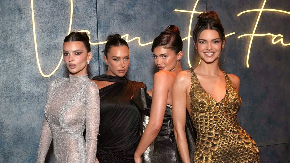 Kylie Jenner e Stassie Karanikolaou com amigas em evento em 2023