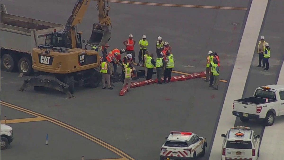Sinkhole astatine LaGuardia Airport