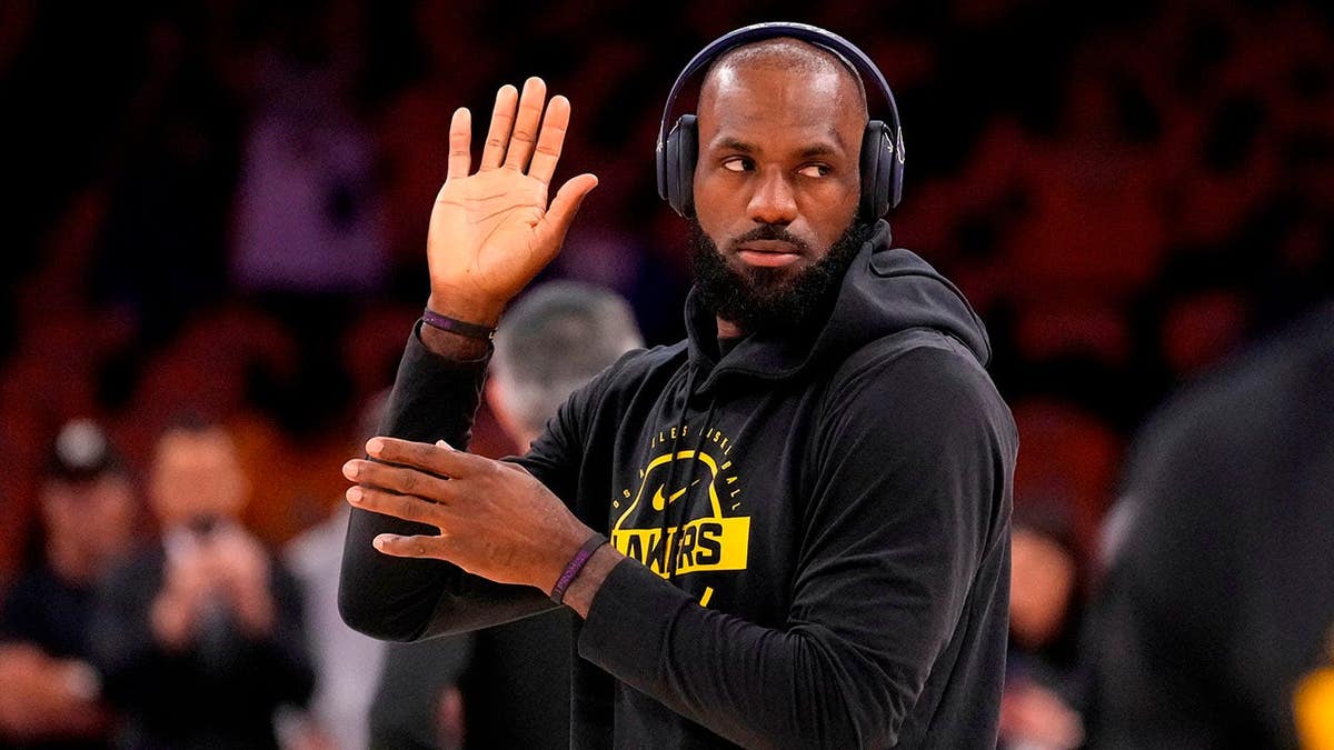 LeBron James walking onto hoops  tribunal  to lukewarm  up