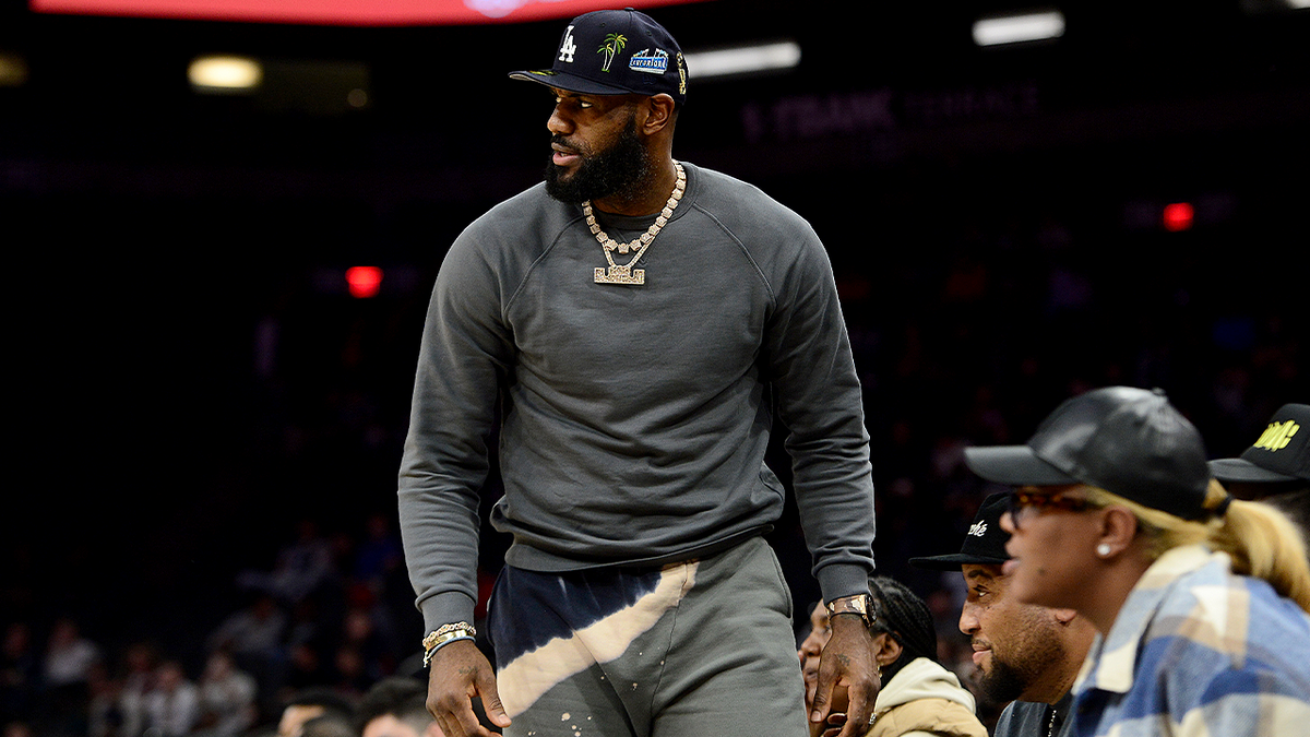 LeBron James a la cancha en un partido de baloncesto del Sierra Canyon.
