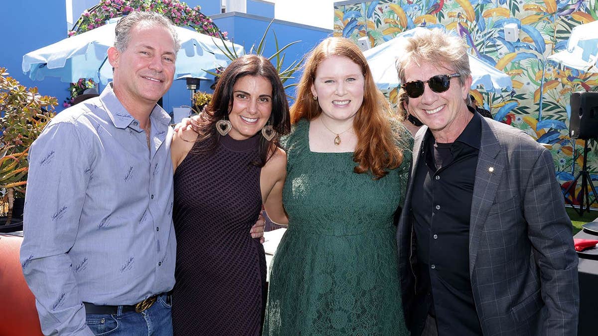 Martin Short staat met Gavin B. Keilly, Tara-Jane Flynn en Katherine Short tijdens een luxe lounge-evenement