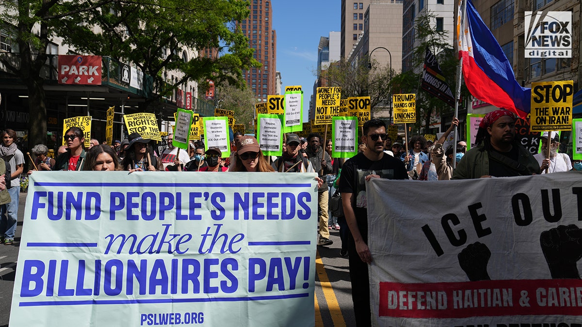 Unos activistas sostienen pancartas durante la marcha del Primero de Mayo en la ciudad de Nueva York, el viernes 1 de mayo de 2026. (Fox News )