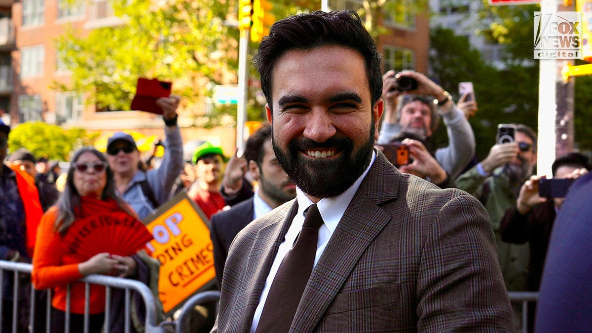 El alcalde de Nueva York, Zohran Mamdani, llega para dar un discurso en una marcha del Primero de Mayo en Nueva York, el viernes 1 de mayo de 2026.