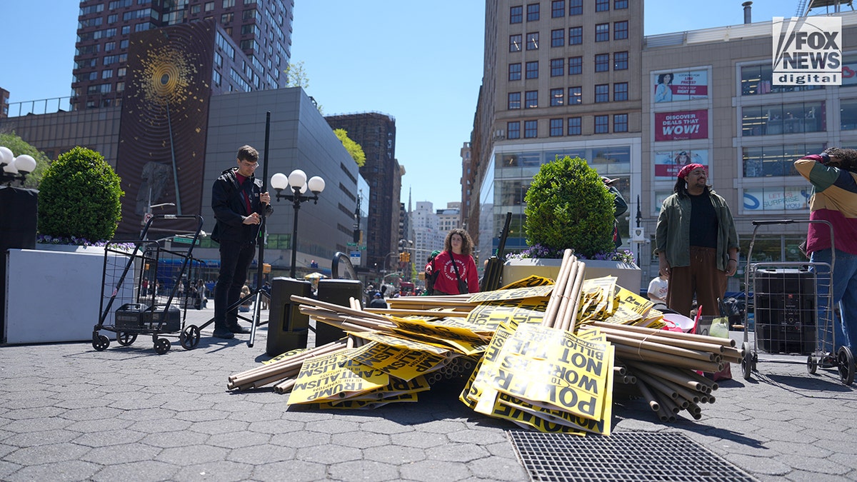 El Partido por el Socialismo y la Liberación prepara pancartas antes de la marcha del Primero de Mayo en la ciudad de Nueva York, el viernes 1 de mayo de 2026. (Fox News )